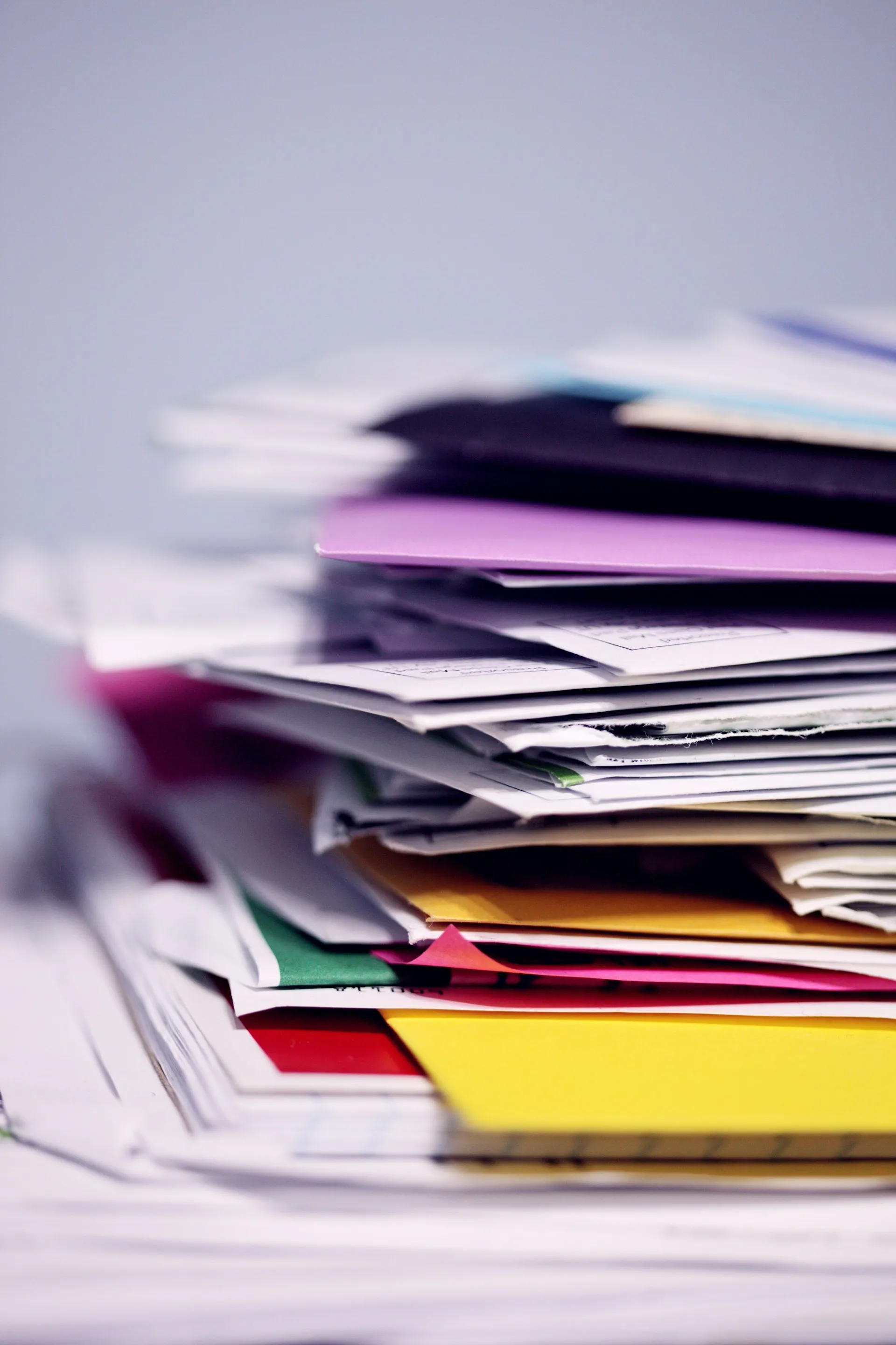 Une pile de documents en attente d'être traitée et rangée