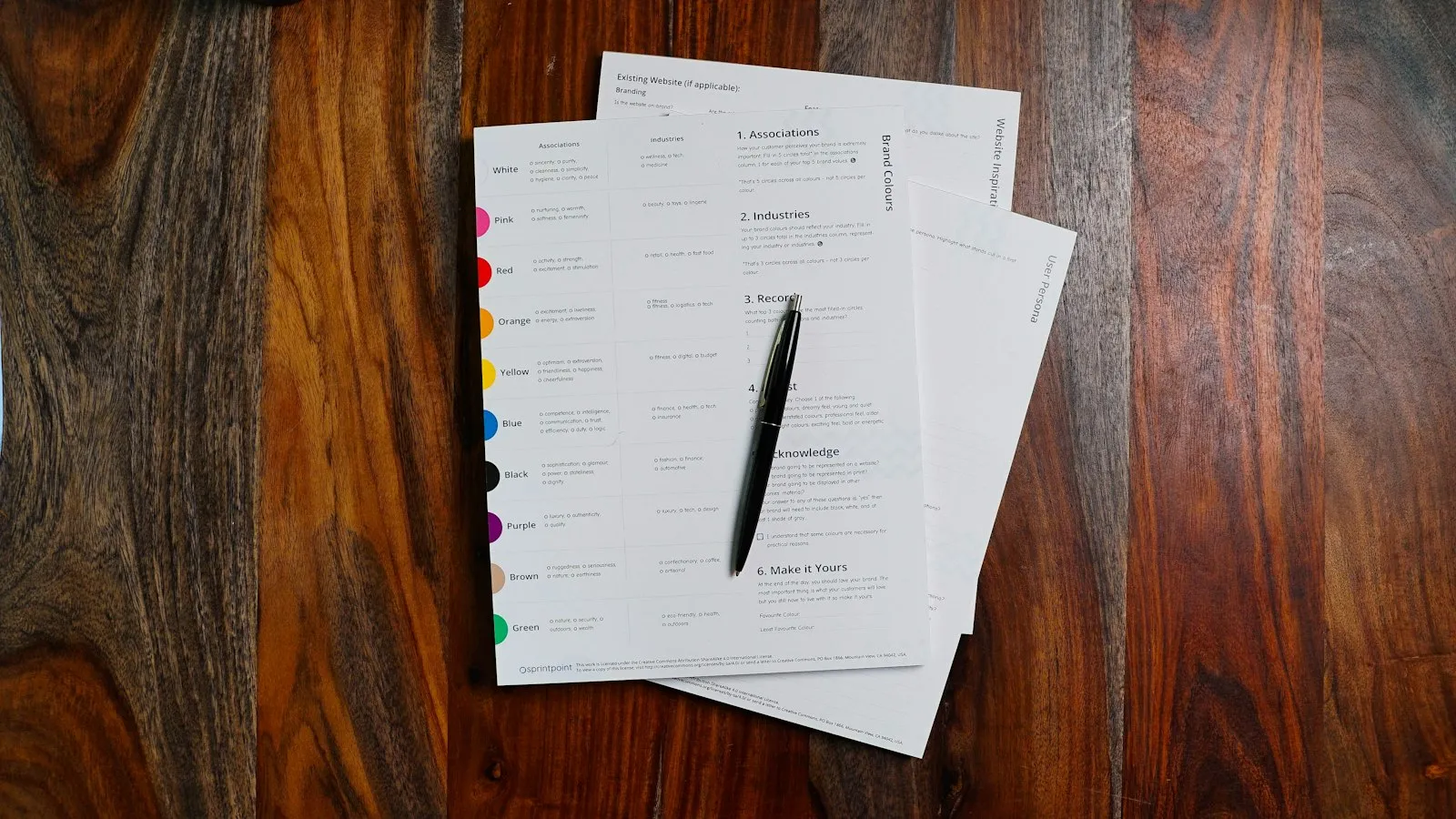 Des documents administratifs prêts à être traités, posés sur un bureau